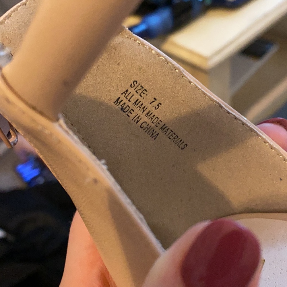 Lulu’s Chunk Heel - Picture 2 of 6